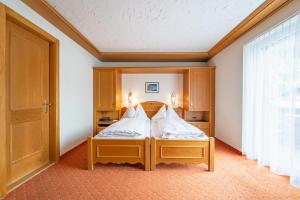 Postel nebo postele na pokoji v ubytování Hotel Christiania Saas-Fee