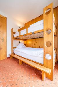 Postel nebo postele na pokoji v ubytování Hotel Christiania Saas-Fee