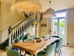 a dining room with a wooden table and chairs at Villa8pers 3'piedplage pleincentre piscine parking wifi in Arcachon