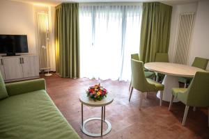 Televiisor ja/või meelelahutuskeskus majutusasutuses Hotel Nessi Locarno