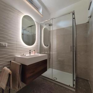 a bathroom with a sink and a shower at La Sovrana dei Cimini in Bagnaia
