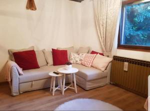 uma sala de estar com um sofá e uma mesa em Mountain Pearl Velebit em Baške Oštarije
