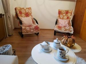ein Wohnzimmer mit einem Couchtisch und 2 Stühlen in der Unterkunft Mountain Pearl Velebit in Baške Oštarije