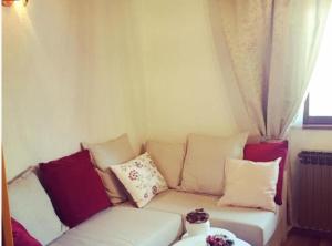 ein Wohnzimmer mit einer weißen Couch mit Kissen in der Unterkunft Mountain Pearl Velebit in Baške Oštarije