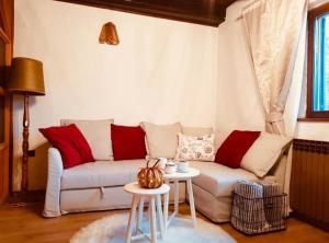 ein Wohnzimmer mit einem Sofa und einem Tisch in der Unterkunft Mountain Pearl Velebit in Baške Oštarije