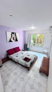 sypialnia z dużym łóżkiem w pokoju w obiekcie Apartamento 2 suítes em frente praia de camboinhas w mieście Niterói