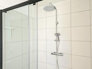 ducha con cabezal de ducha y puerta de cristal en Appartement 'Advenco' AK07 Aagtekerke, en Aagtekerke 8 fotos más