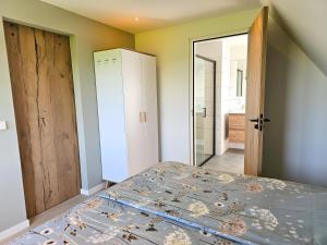 Un dormitorio con una cama y una puerta abierta. en Appartement 'Advenco' AK07 Aagtekerke, en Aagtekerke