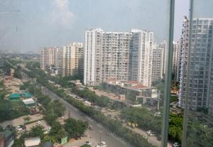 Pemandangan umum bagi Noida atau pemandangan bandar yang diambil dari apartmen +1 gambar