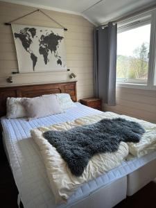 een bed met een zwarte harige deken erop bij Storehorn Apartments in Hemsedal