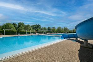 una gran piscina de agua azul en Mobil Home 4 personnes 207, en Mens