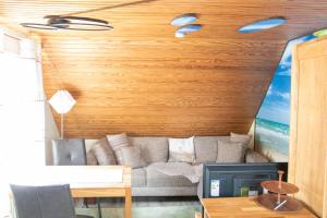 een woonkamer met een bank en een tafel bij Seeluft in Cuxhaven