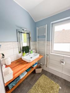 een badkamer met een wastafel en een raam bij Seeluft in Cuxhaven