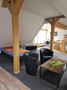 バート・ノイェンアール・アールヴァイラーにある"Zum Torwächter" im Niedertor Ahrweilerのベッド2台、テーブル、椅子が備わる客室です。