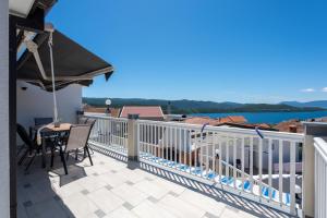a patio with a table and chairs on a balcony at APARTMANI JUDIK in Neum