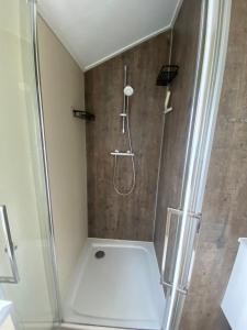 a shower with a glass enclosure in a bathroom at Elegantes Chalet am Wasser mit Steg Klimaanlage Ferienhaus am See Niederlande in Kampen +85 photos