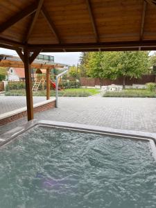 Kolam renang di atau dekat dengan Szeglet Apartman