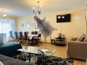 Zwei Zebrasstatuen hängen im Wohnzimmer. in der Unterkunft Elegant84 in Johannesburg
