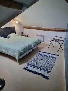 una camera con letto e tappeto di Le Cocoon De Sacha a Avize