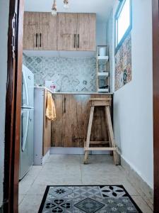 - une petite cuisine avec une échelle et un réfrigérateur dans l'établissement Residence Nenuphar, à Abomey-Calavi