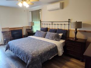 Schlafzimmer mit einem Bett mit blauer Decke in der Unterkunft Doveberry Inn in West Dover