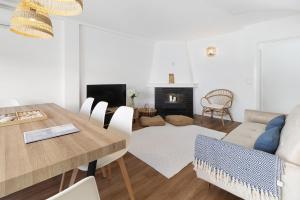 una sala da pranzo e un soggiorno con tavolo e sedie di My Beach House Esposende a Esposende