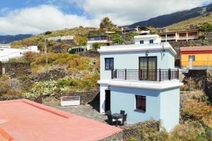 Casa blanca con balcón en una colina en Home2Book Casita del Lomo, Terrace & BBQ, en La Frontera