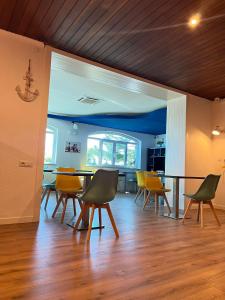 TV a/nebo společenská místnost v ubytování Baron Beach Hotel + 33 fotografií