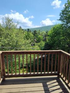 eine Holzterrasse mit Bergblick in der Unterkunft Doveberry Inn in West Dover