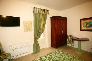 a living room with a television and a room with a window at B&b Porta Nuova in Todi