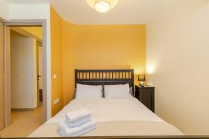 ein Schlafzimmer mit einem Bett mit Handtüchern darauf in der Unterkunft Cozy cottage in Áyios Dhimítrios