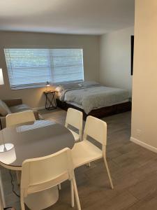 Ένα ή περισσότερα κρεβάτια σε δωμάτιο στο City First Story Apartments & Cottage