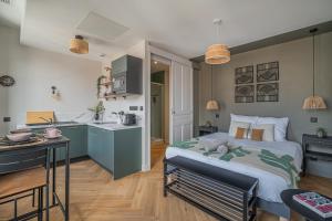 Kuchyň nebo kuchyňský kout v ubytování Le Félix Appart'Hotel, centre ville Romans-sur-Isère