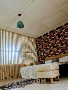 um quarto com uma cama e uma parede de tijolos em Residence Nenuphar em Abomey-Calavi