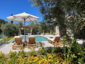 Bazén v ubytování Elaiopetra Kefalonia - Stonehouse Hideaway with pool - Modern Luxury with Serene Sea and Mountain Views nebo v jeho okolí