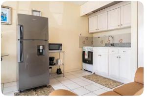 Virtuvė arba virtuvėlė apgyvendinimo įstaigoje Beryls Montego Bay