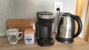 uma cafeteira e uma cafeteira no balcão em Night Host Krakowska 3 przy Rynku free parking em Bytom
