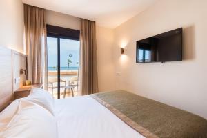 a hotel room with a bed and a television at Hotel Tarik in Torremolinos