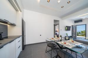 Kuchyň nebo kuchyňský kout v ubytování PNOẼ Luxury Apartments