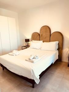 巴里Marisabella Suite 6的一间卧室配有一张大床和两条毛巾