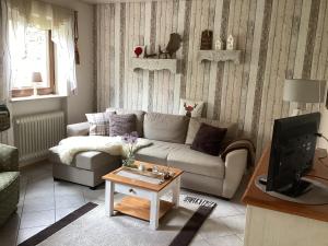 a living room with a couch and a coffee table at Ferienwohnung Weisbrod, nur private Buchungen in Bräunlingen