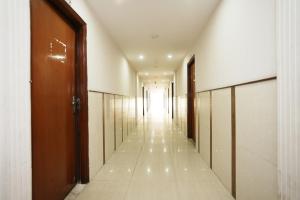 einen Flur eines Gebäudes mit einer Reihe von Türen in der Unterkunft Hotel Vishal Residency in Neu-Delhi