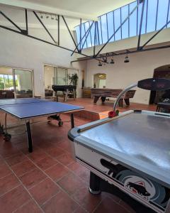 a ping pong table in a living room with a ping pong table at Loft entre vignes et truffes - Gite en Provence Vaucluse in Valréas