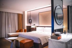 Postel nebo postele na pokoji v ubytování Shanghai Maybeours Hotel