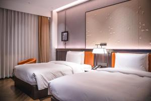 Postel nebo postele na pokoji v ubytování Shanghai Maybeours Hotel