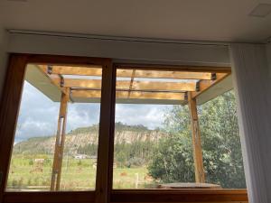 okno w pokoju z widokiem na pole w obiekcie Casa del Oro w mieście Suesca