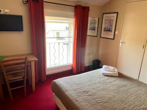 Rúm í herbergi á Hôtel Le Colbert