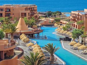 ein Bild eines Resorts mit einem Pool und Palmen in der Unterkunft Barceló Tenerife in San Miguel de Abona