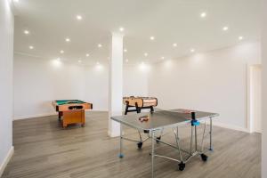a ping pong table in a room with a ping pong table at Pena View Villa in Santa Cruz