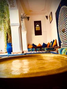 Area soggiorno di Riad le dromadaire bleu by Weekome